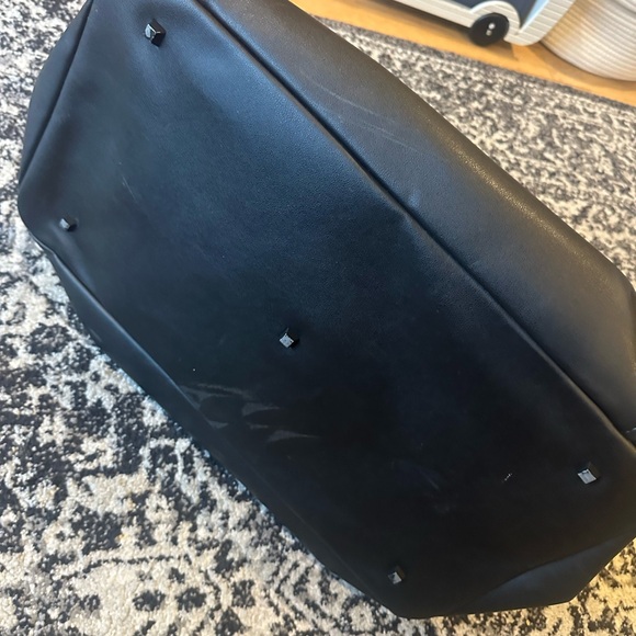 Like new beis weekender bag. Selling because I don’t use it. - Picture 5 of 5